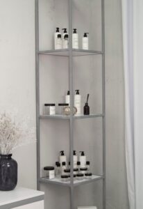 Jak słupek łazienkowy pomaga zorganizować małą przestrzeń?