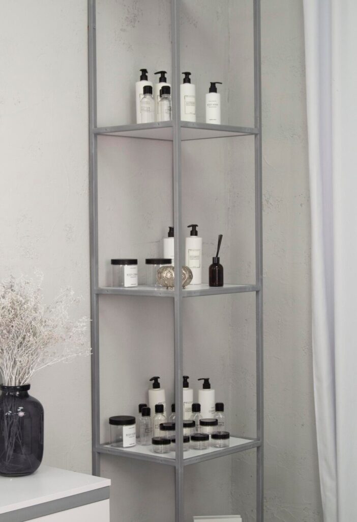 Jak słupek łazienkowy pomaga zorganizować małą przestrzeń?